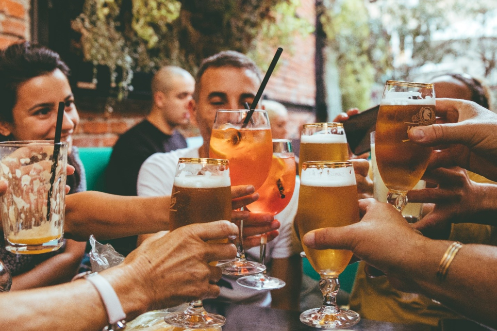 危険？それとも問題ない？CBDとお酒を一緒に飲んだらどうなるのか